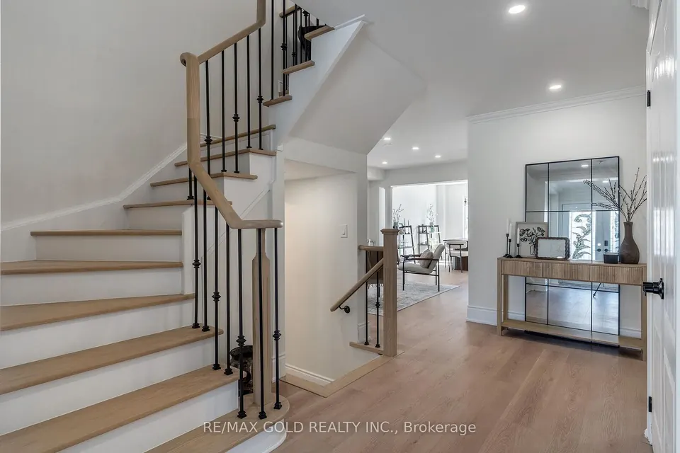 Oak staircase with black iron spindles